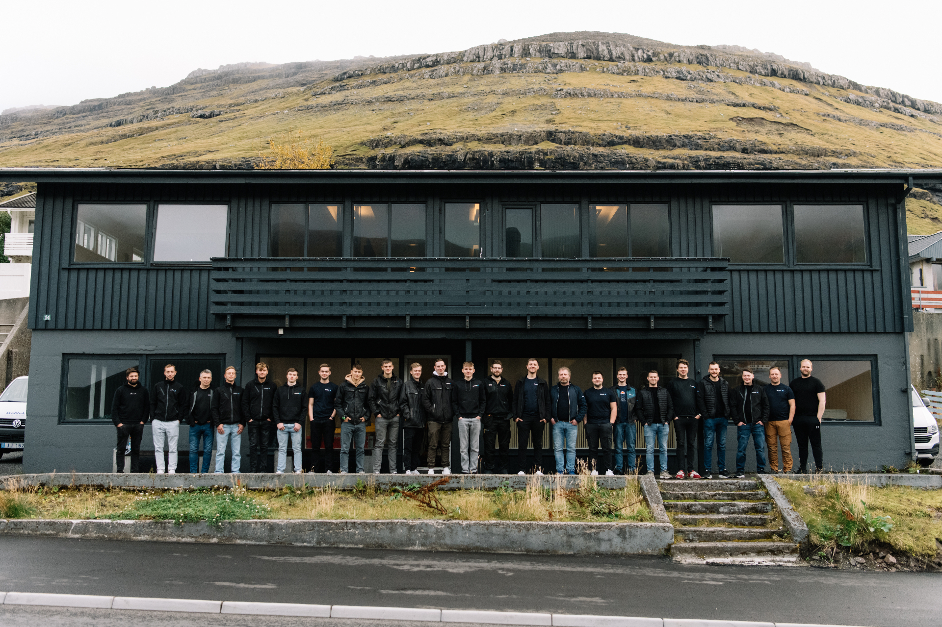 Malltek Arbeiðsfólk - Øll teymið frammanfyri okkara húsi